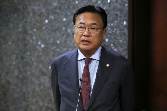 정진석 국민의힘 비상대책위원장이 6일 서울 여의도 국회에서 비대위원장 직무집행 정지 가처분 기각과 관련해 입장을 말하고 있다. 법원은 이준석 국민의힘 전 대표가 낸 정진석 비대위 직무집행 정지 가처분 신청을 모두 기각 및 각하했다. 국회사진기자단=연합뉴스.